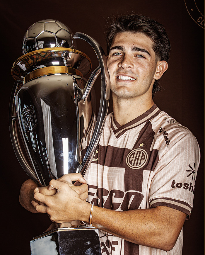Jugador de Platense con el trofeo